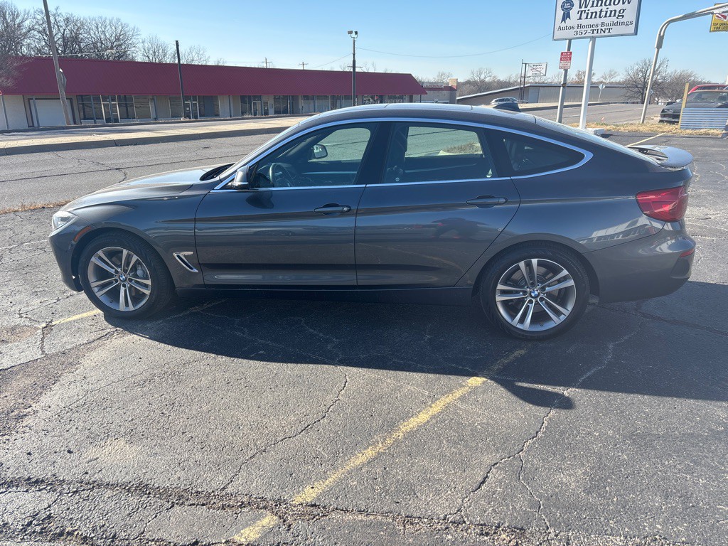 2017 BMW 3 Series Image 1