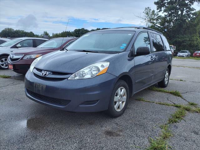 2010 Toyota Sienna Image 1