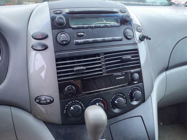 2010 Toyota Sienna Image 2