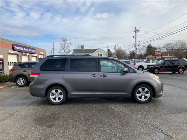 2011 Toyota Sienna Image 2
