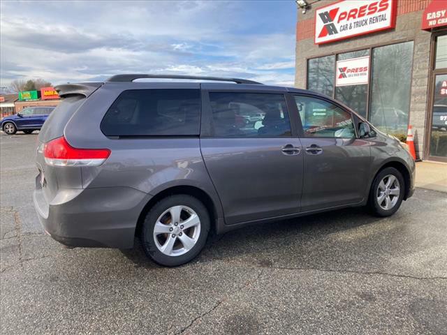 2011 Toyota Sienna Image 3