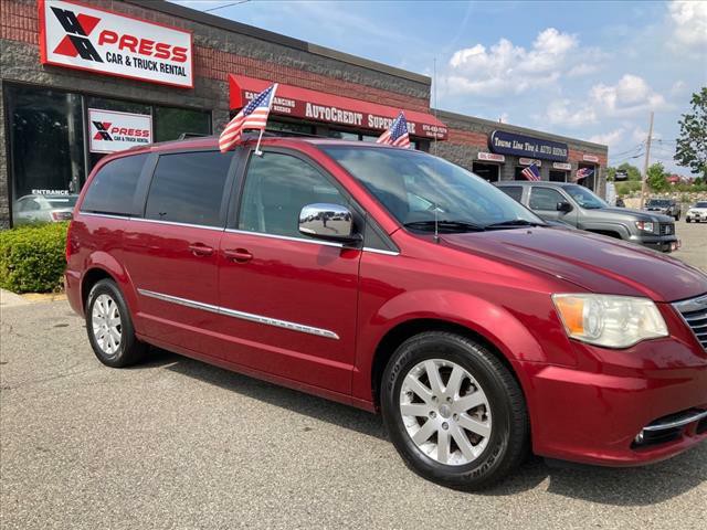 2012 Chrysler Town & Country Image 2