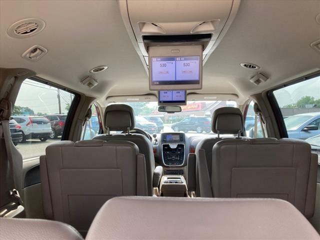 2012 Chrysler Town & Country Image 6