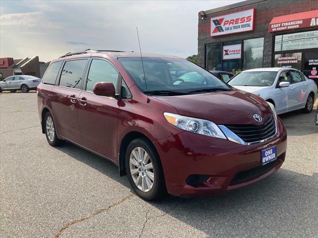 2014 Toyota Sienna Image 2