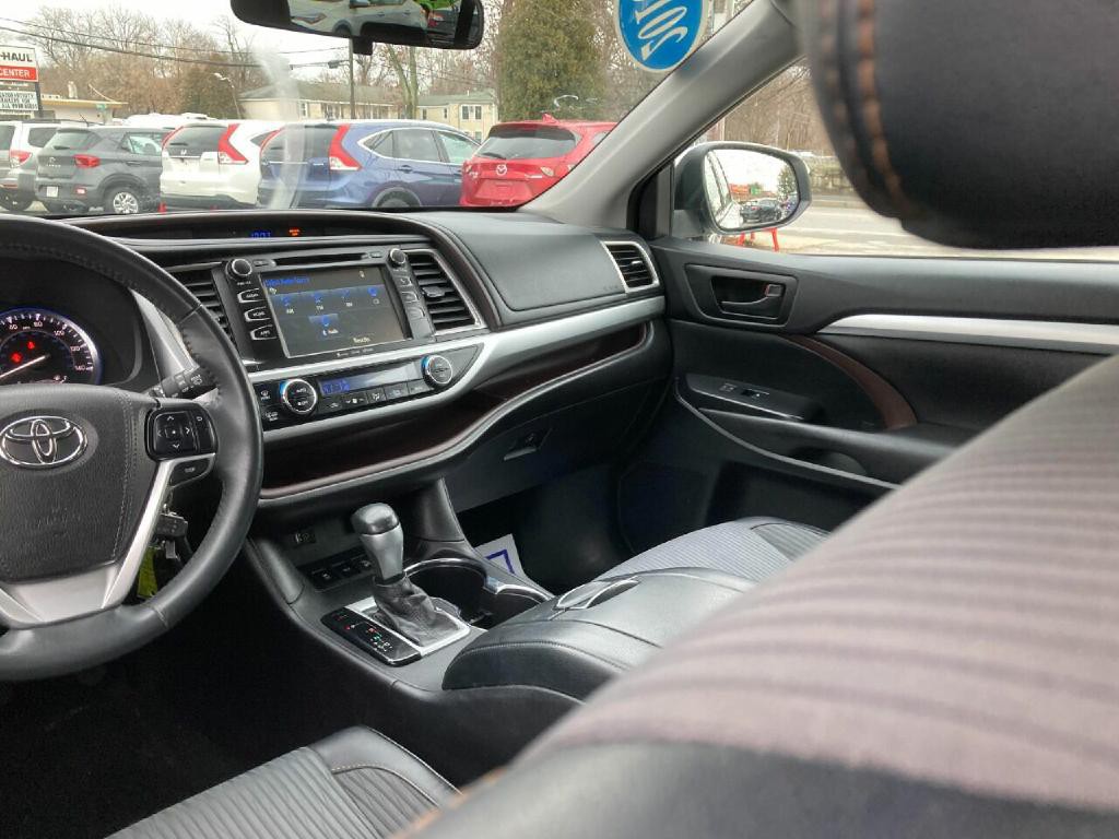 2016 Toyota Highlander Image 17