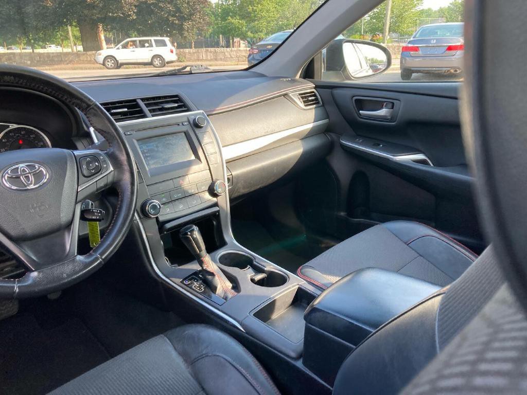 2016 Toyota Camry Image 16