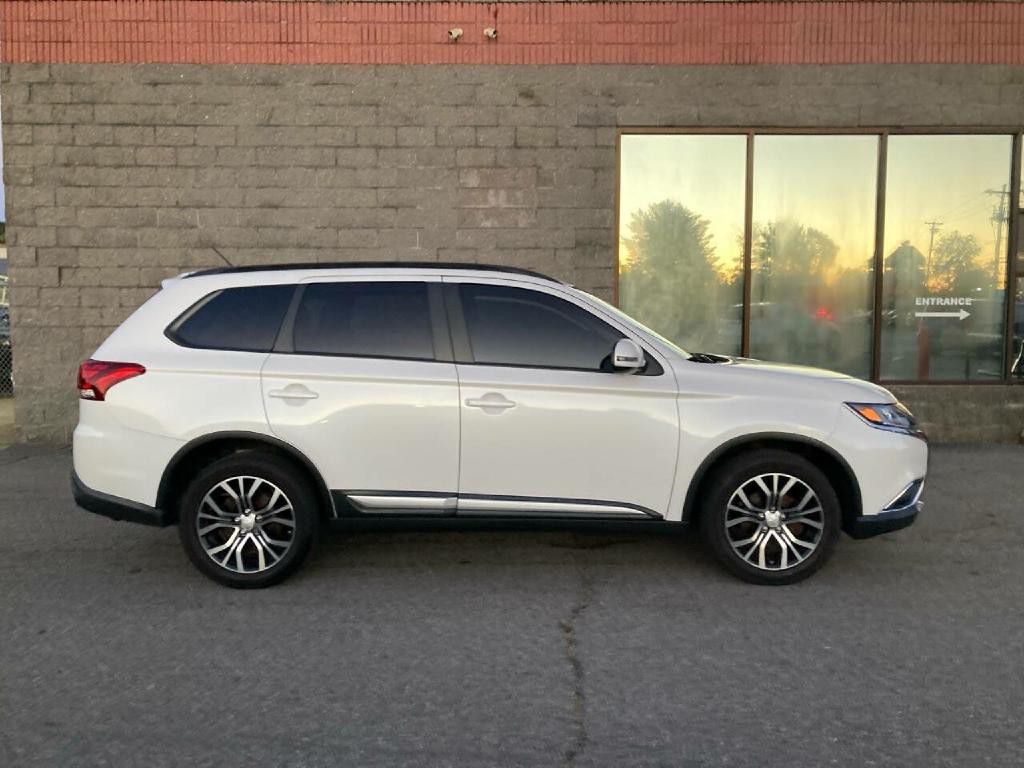 2016 Mitsubishi Outlander Image 4