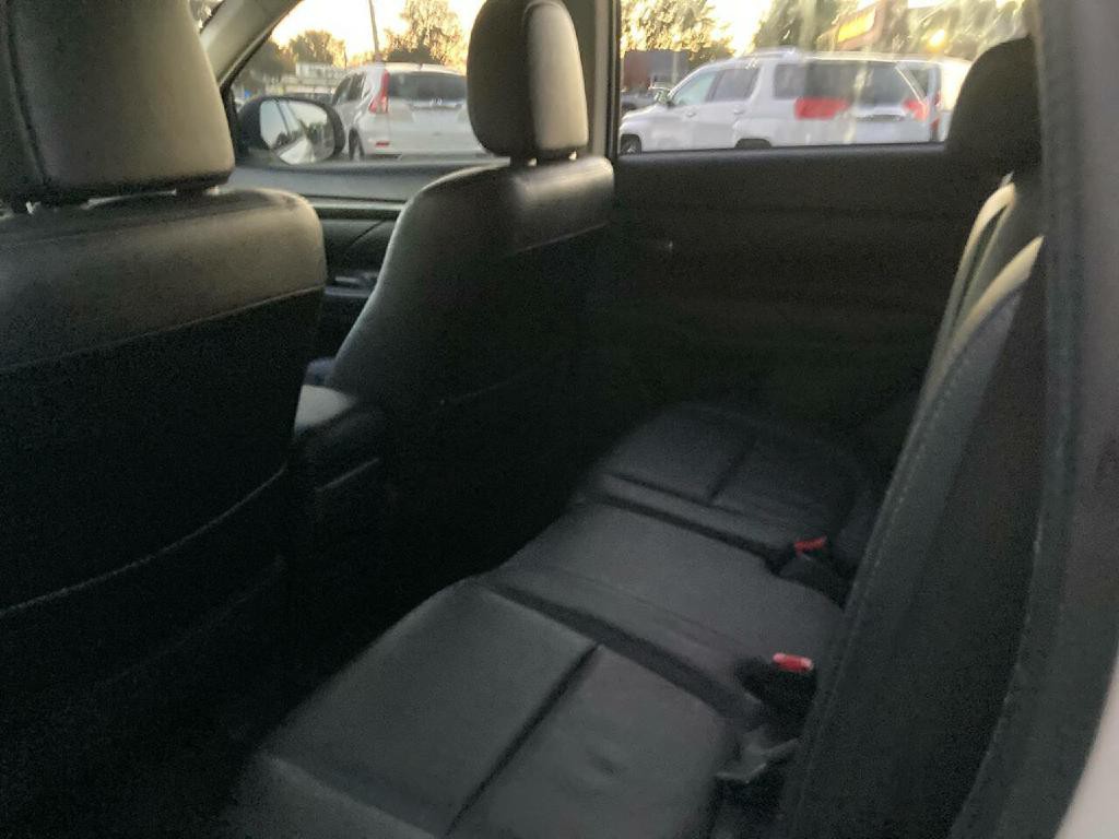 2016 Mitsubishi Outlander Image 10