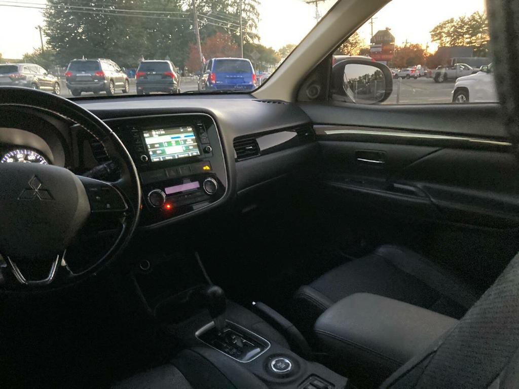 2016 Mitsubishi Outlander Image 11