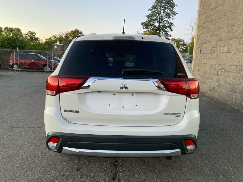 2016 Mitsubishi Outlander Image 12