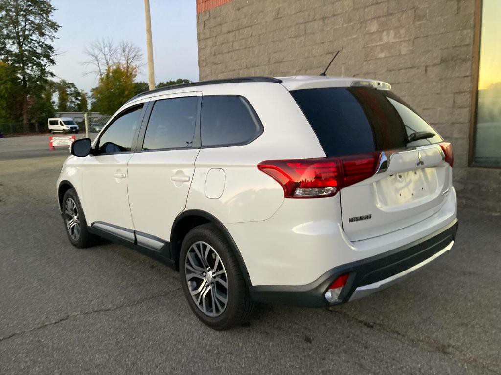 2016 Mitsubishi Outlander Image 13