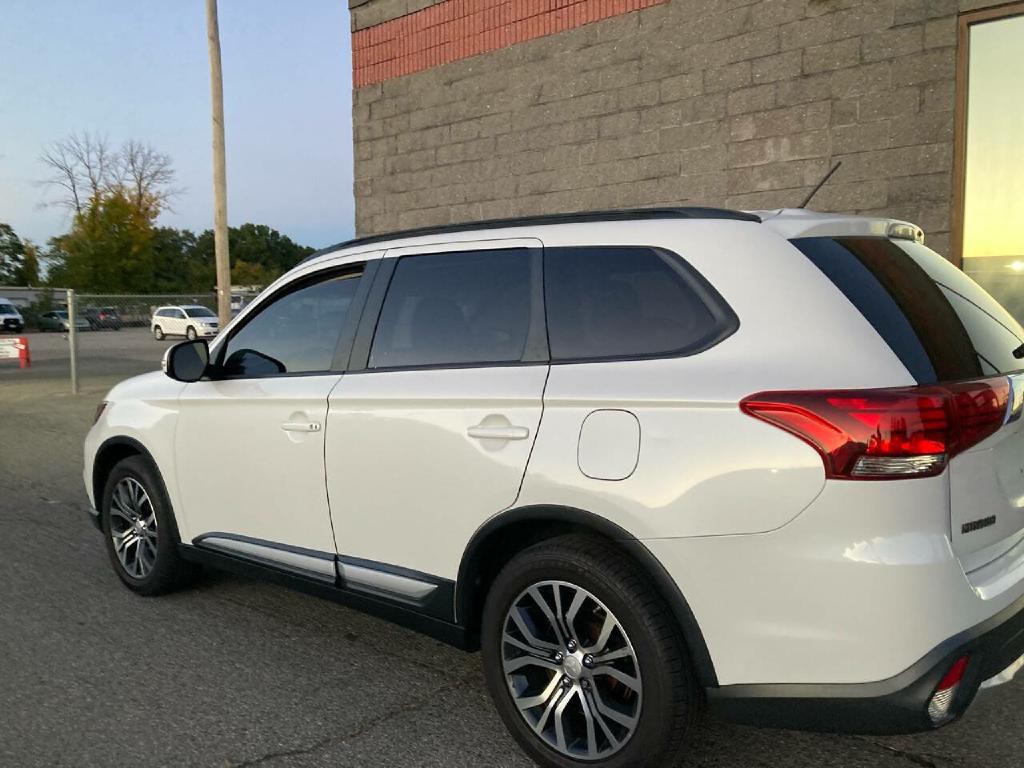 2016 Mitsubishi Outlander Image 14