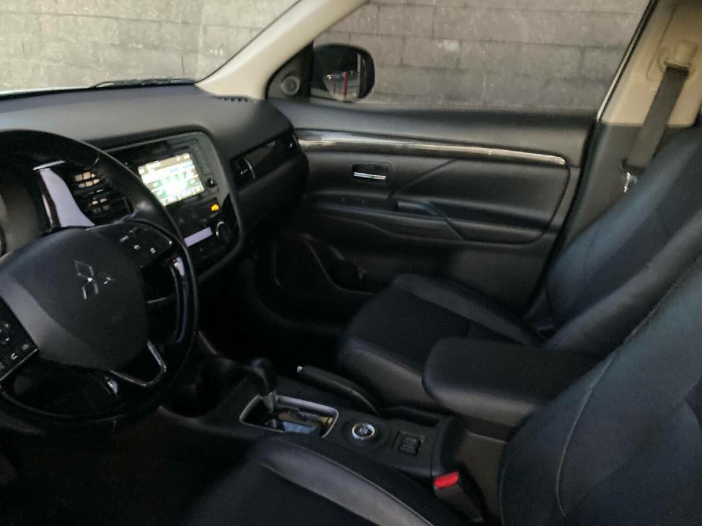 2016 Mitsubishi Outlander Image 18