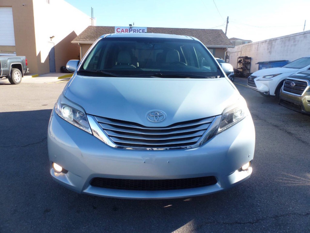 2017 Toyota Sienna Image 2