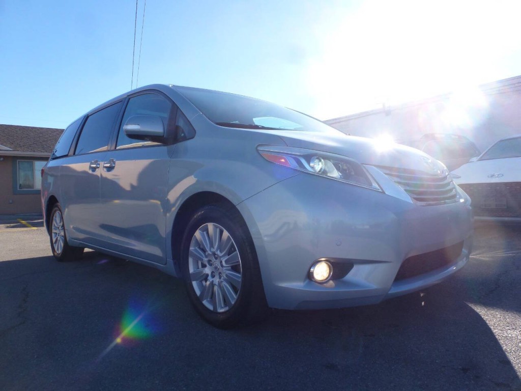 2017 Toyota Sienna Image 3