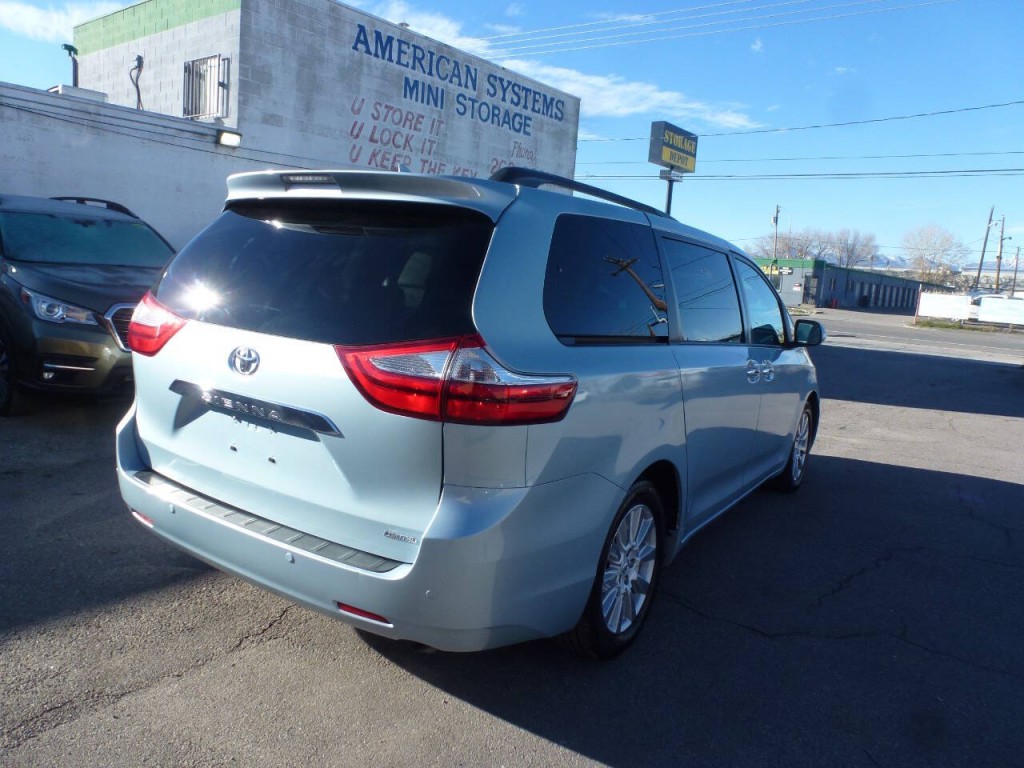 2017 Toyota Sienna Image 4
