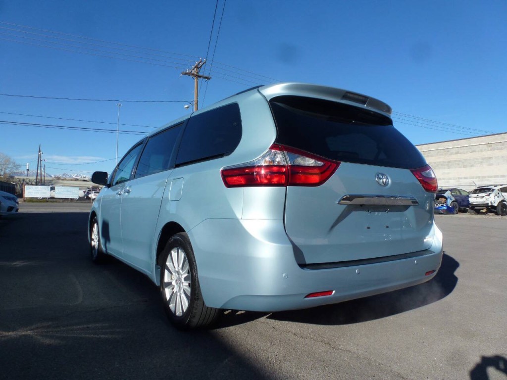 2017 Toyota Sienna Image 6