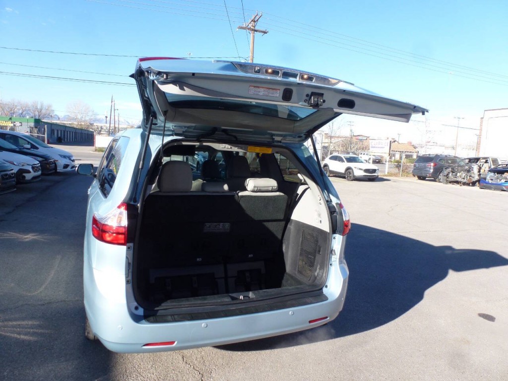 2017 Toyota Sienna Image 7