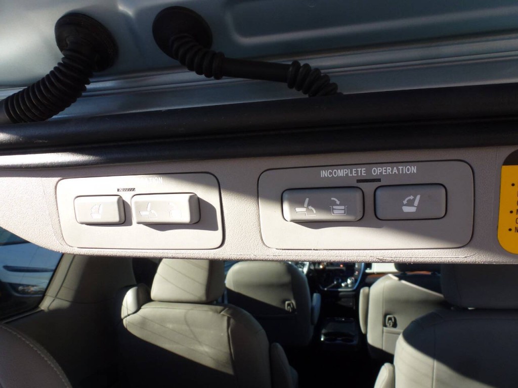 2017 Toyota Sienna Image 8