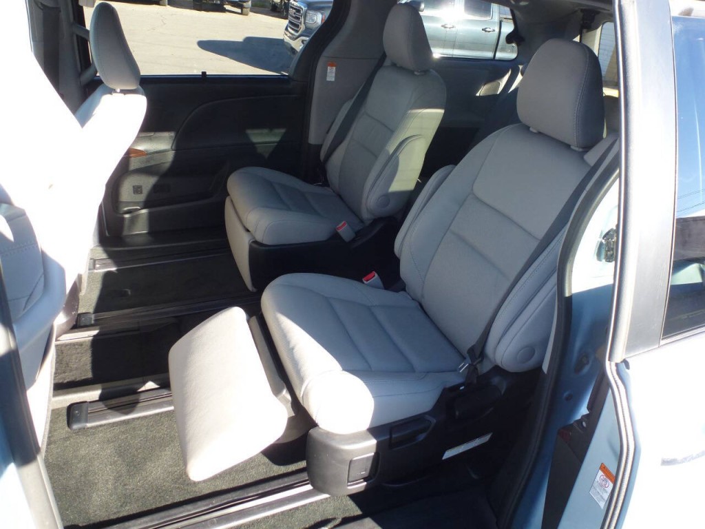 2017 Toyota Sienna Image 9