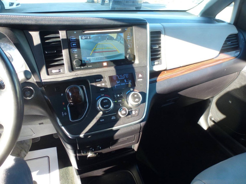 2017 Toyota Sienna Image 15