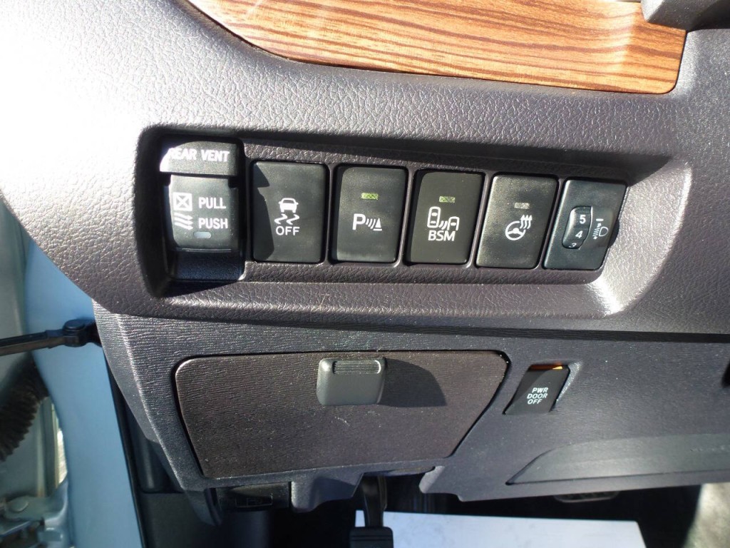 2017 Toyota Sienna Image 17