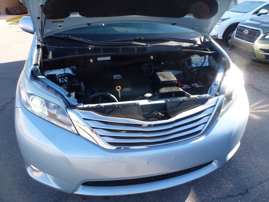 2017 Toyota Sienna Image 19