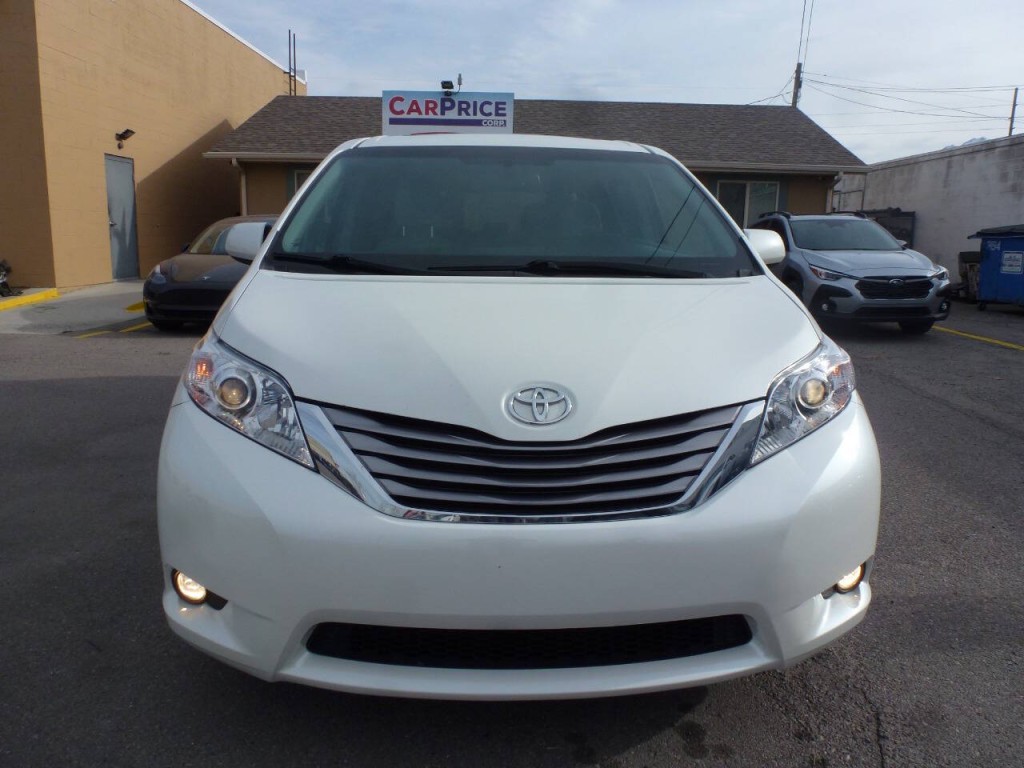 2017 Toyota Sienna Image 2