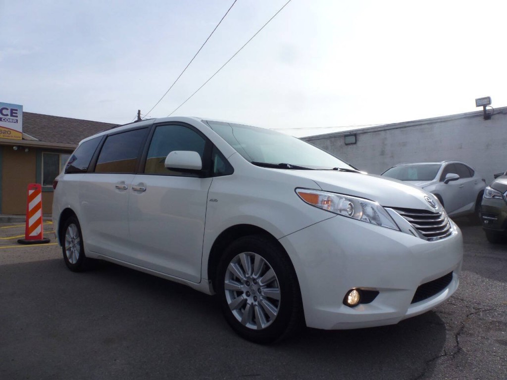 2017 Toyota Sienna Image 3