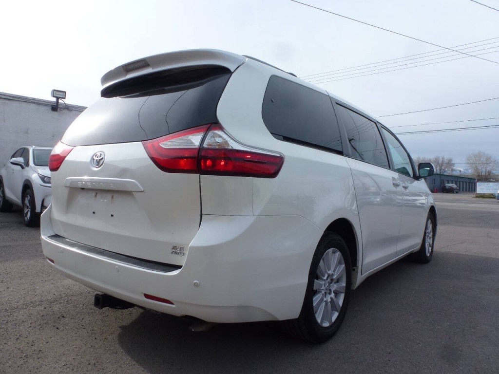 2017 Toyota Sienna Image 4