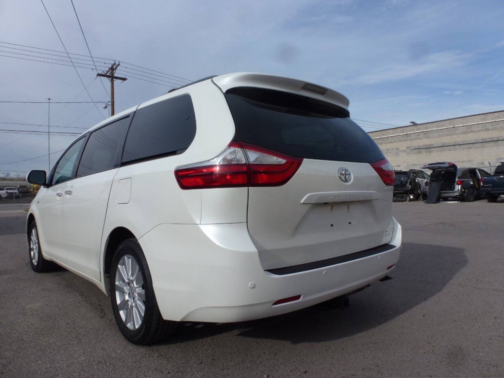 2017 Toyota Sienna Image 7