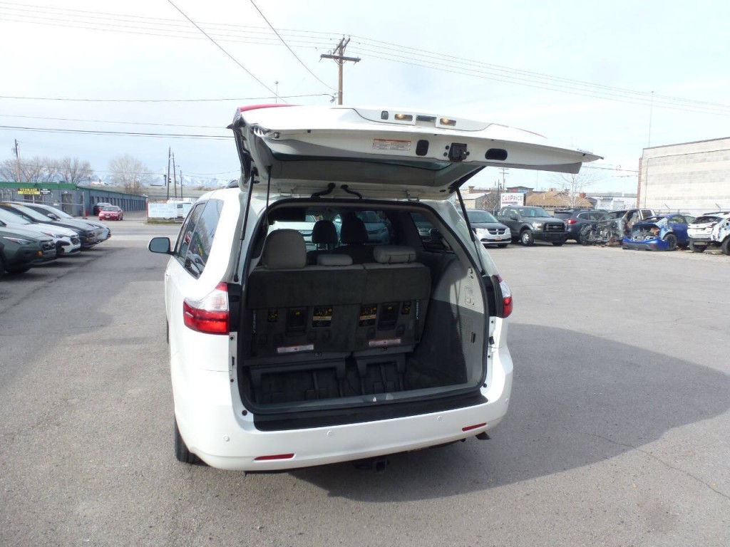 2017 Toyota Sienna Image 8