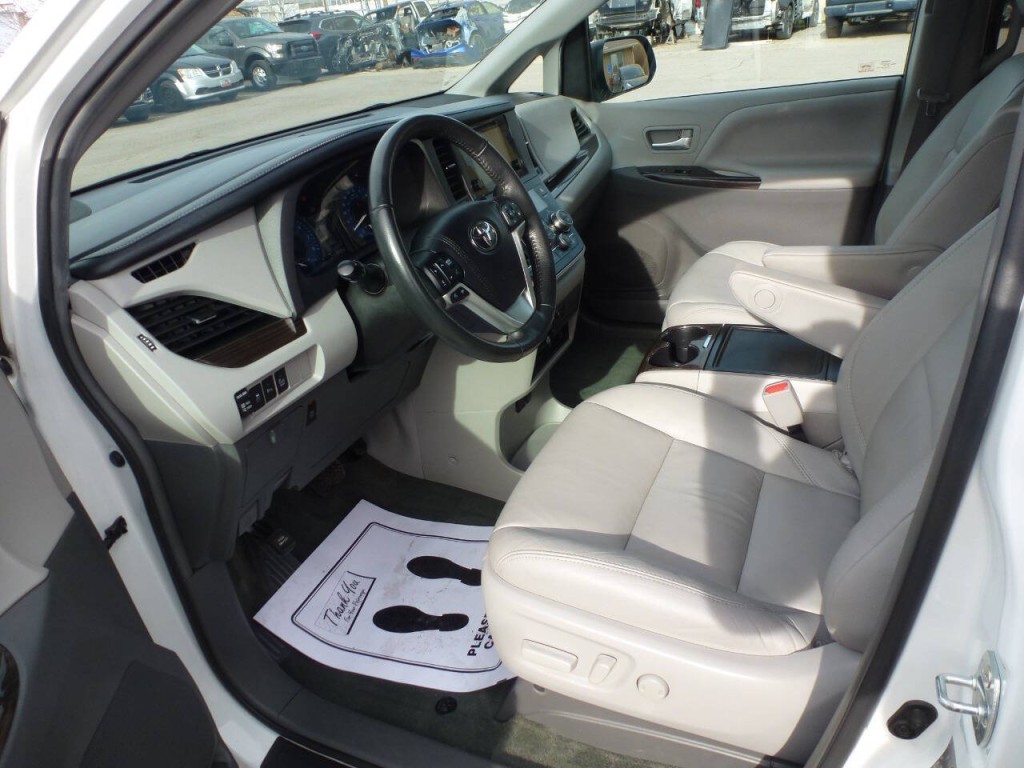2017 Toyota Sienna Image 11