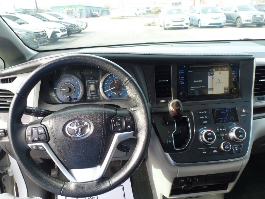 2017 Toyota Sienna Image 14