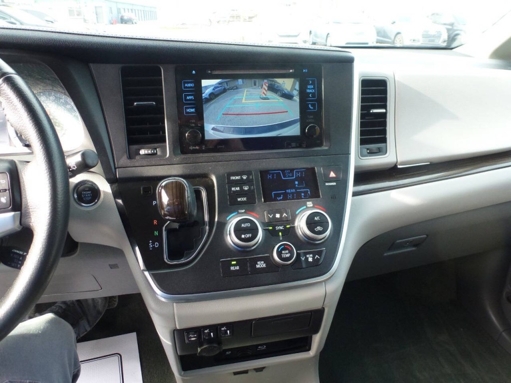 2017 Toyota Sienna Image 15