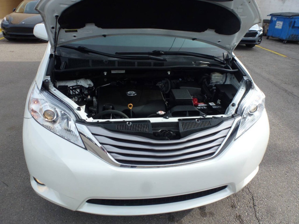 2017 Toyota Sienna Image 18