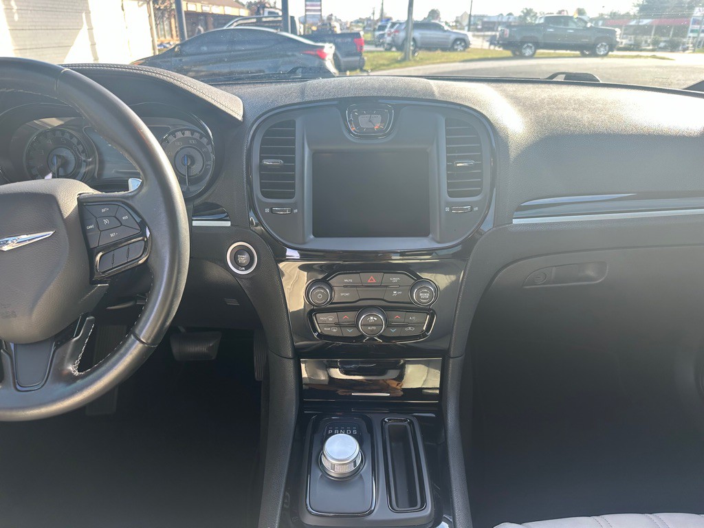 2020 Chrysler 300 Image 6