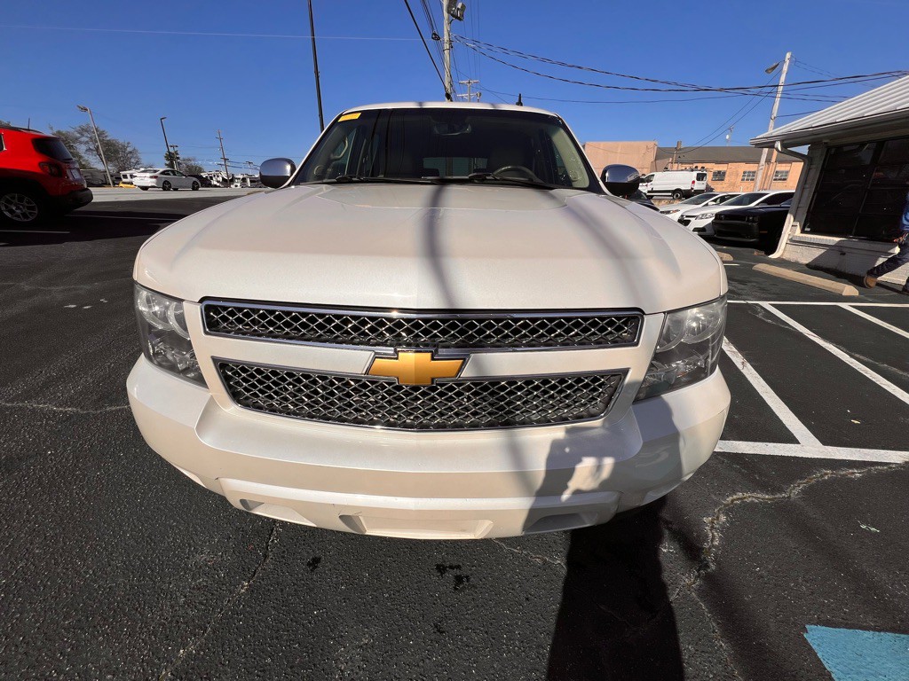 2013 Chevrolet Suburban Image 2