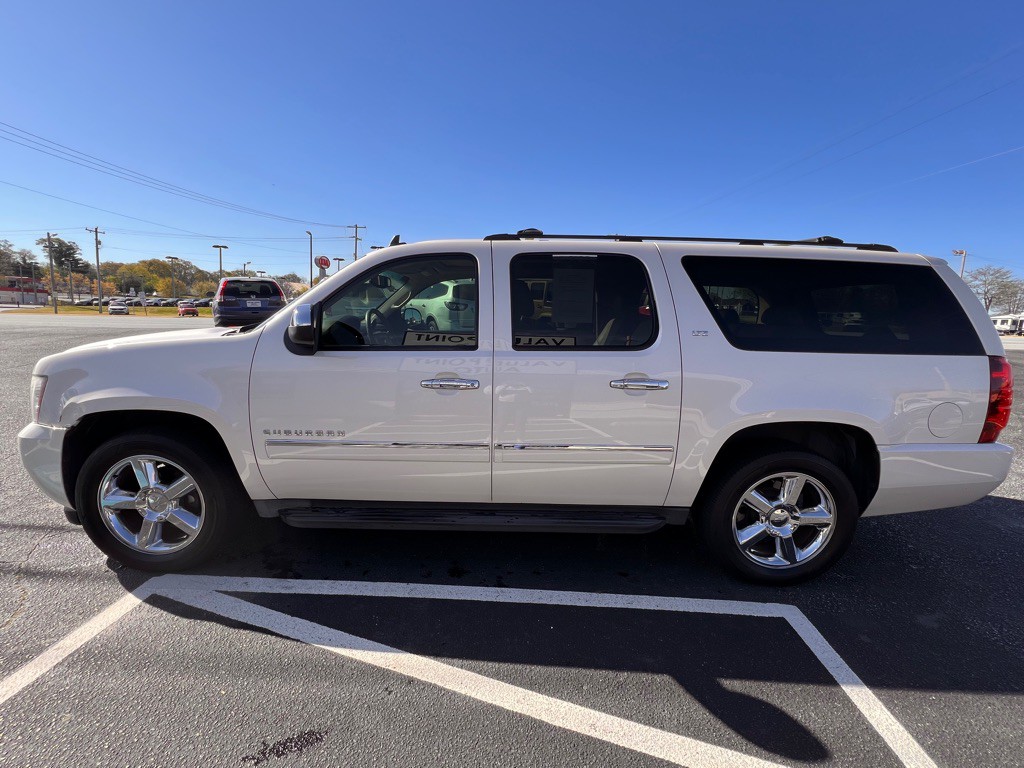 2013 Chevrolet Suburban Image 3
