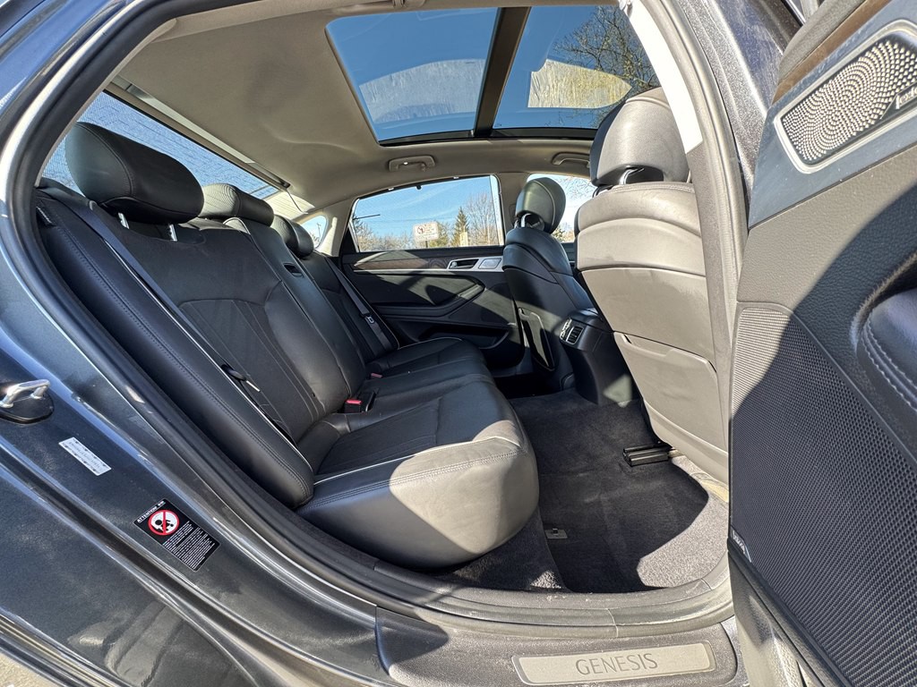 2018 Genesis G80 Image 31