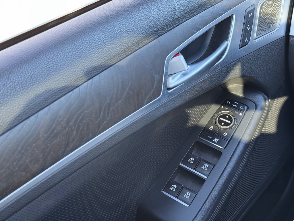 2018 Genesis G80 Image 35