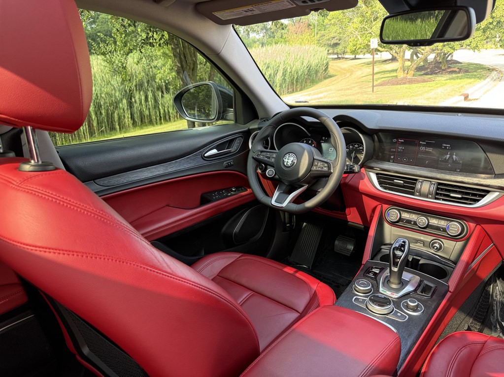 2020 Alfa Romeo Stelvio Image 32