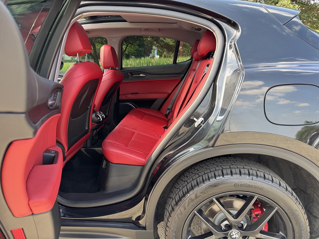 2020 Alfa Romeo Stelvio Image 36