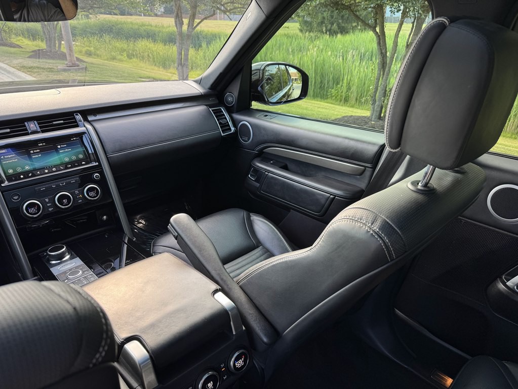 2017 Land Rover Discovery Image 29