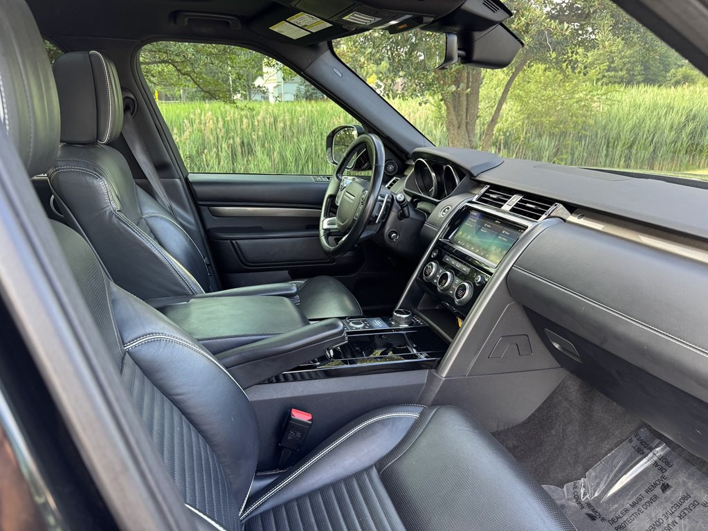 2017 Land Rover Discovery Image 30
