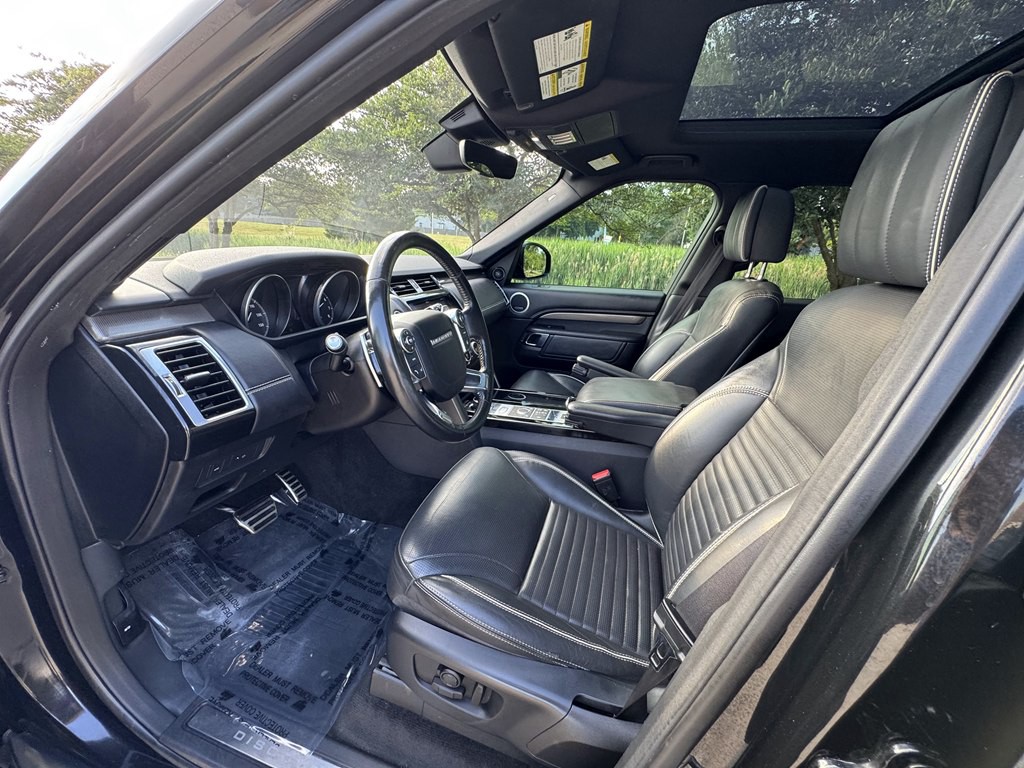 2017 Land Rover Discovery Image 32