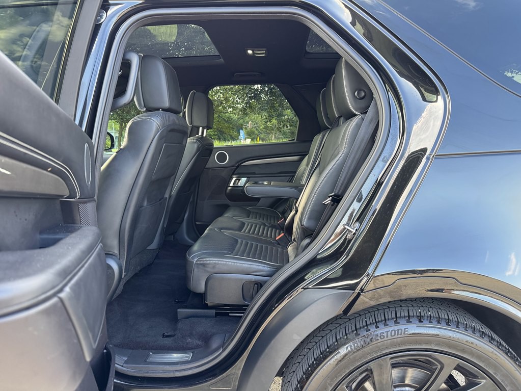 2017 Land Rover Discovery Image 40