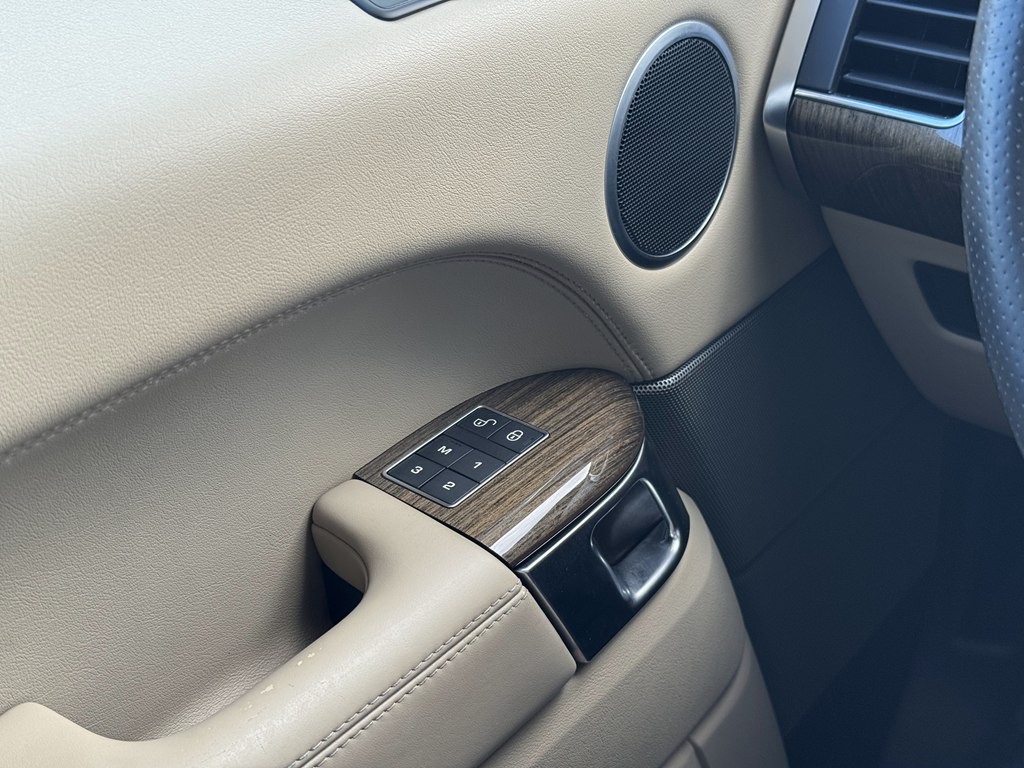 2016 Land Rover Range Rover Image 37