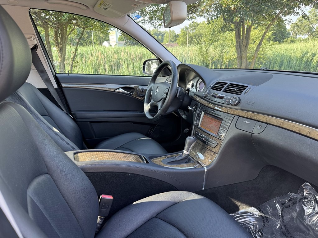 2009 Mercedes-Benz E-Class Image 24