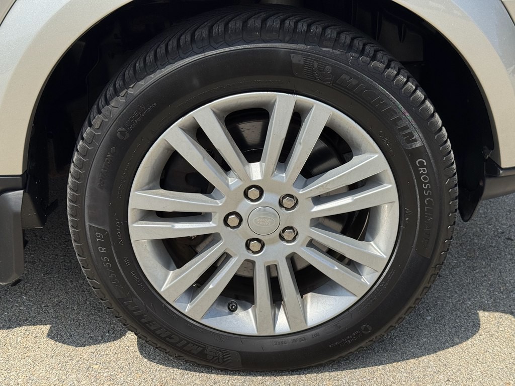 2016 Land Rover LR4 Image 11